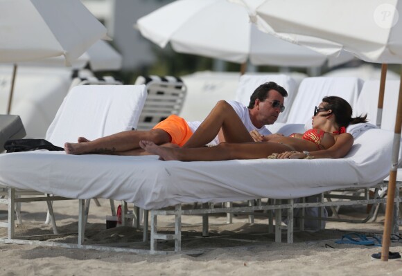 Arnaud Lagardère et sa femme Jade Foret, enceinte de son deuxième enfant, prennent du bon temps à Miami, le 27 octobre 2013.