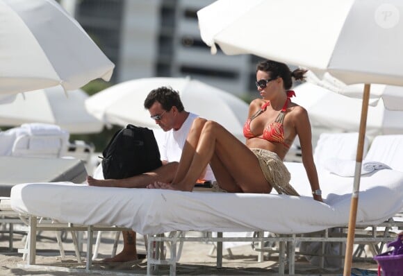 Arnaud Lagardère et sa femme Jade Foret, enceinte de son deuxième enfant, se détendent à Miami, le 27 octobre 2013.