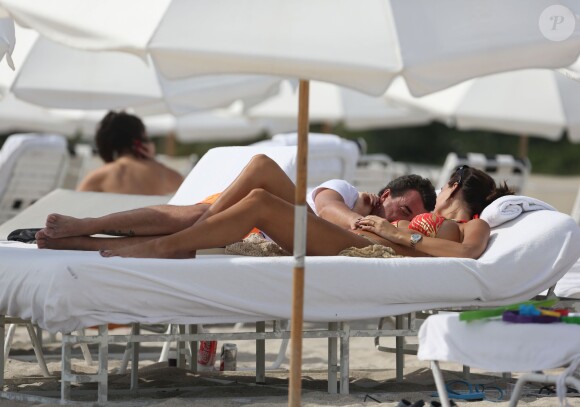 Arnaud Lagardère et sa femme Jade Foret, enceinte de son deuxième enfant, se détendent à Miami, le 27 octobre 2013.