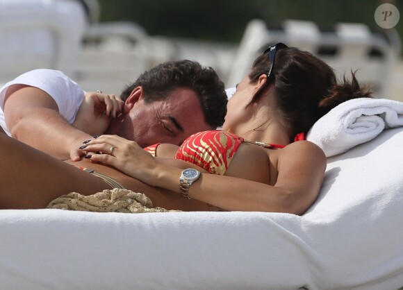 Arnaud Lagardère et sa femme Jade Foret, enceinte de son deuxième enfant, se détendent à Miami, le 27 octobre 2013.