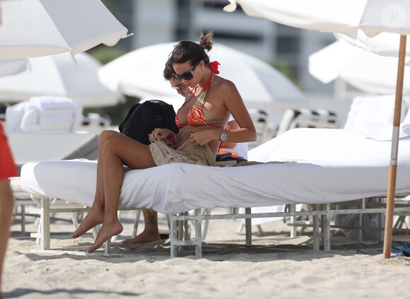 Arnaud Lagardère et sa femme Jade Foret, enceinte de son deuxième enfant, se détendent à Miami, le 27 octobre 2013.