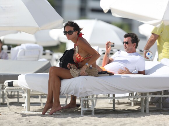 Arnaud Lagardère et sa femme Jade Foret, enceinte de son deuxième enfant, se détendent à Miami, le 27 octobre 2013.