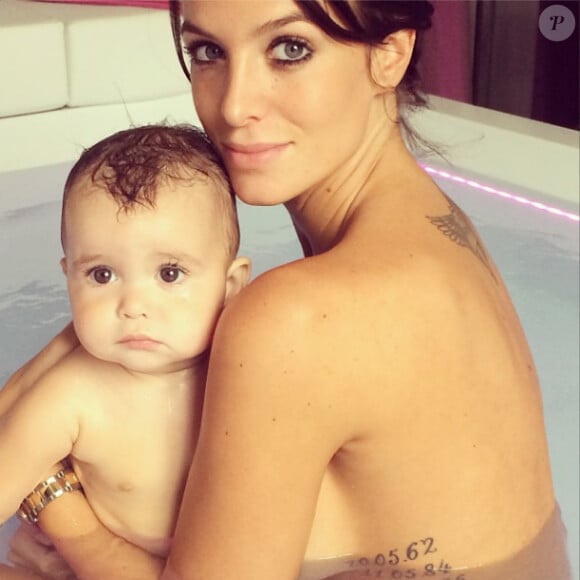 Jade Foret et sa fille Liva lors d'une session bain le 16 octobre 2013
