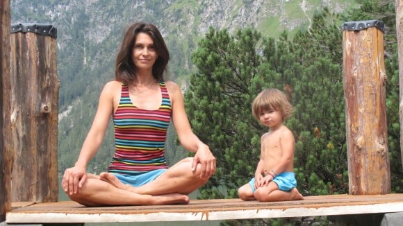 Adeline Blondieau : Superbe et complice avec Wilona pour du yoga en plein air