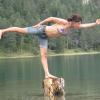 Exclusif - Adeline Blondieau en équilibre fait du yoga avec sa fille Wilona en Autriche, le 30 septembre 2013