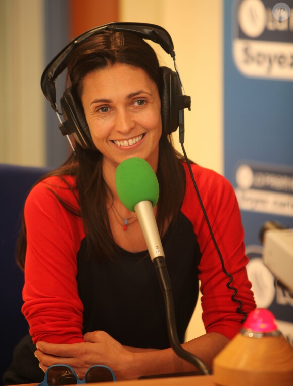 Exclusif - Adeline Blondieau, rayonnante chroniqueuse 1 a 2 fois par semaine, dans le studio de la RTBF pour l'emission quotidienne "On n'est pas rentré" sur la radio "La première" à Bruxelles en Belgique, le 20 septembre 2013
