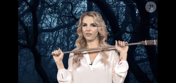 Britney Spears et son balai dans un sketch spécial Halloween sur la chaîne anglaise BBC 1.