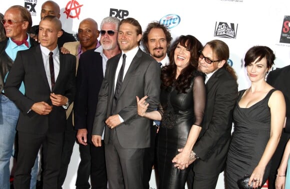 Maggie Siff, Kuet Sutter, Charlie Hunnam, Katey Sagal, Ron Perlman, Theo Rossi, Kim Coates à la première de la saison 6 de "Sons Of Anarchy" à Hollywood, le 7 septembre 2013.
