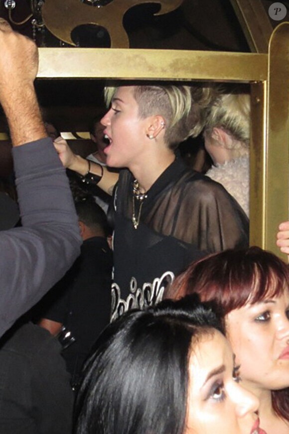 Miley Cyrus fait la fête au Beacher's Madhouse à Los Angeles, le 16 octobre 2013.