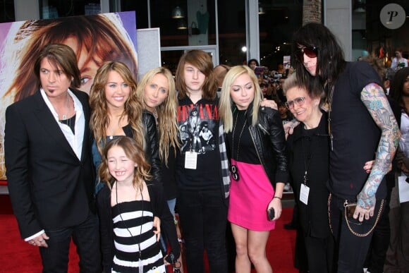 La famille Cyrus au grand complet (Miley Cyrus, Billy Ray Cyrus, Noah Cyrus, Braison Cyrus, Brandi Cyrus, Tish Cyrus, Trace Cyrus) à Los Angeles, le 2 avril 2009.