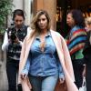Kim Kardashian porte un manteau Céline (collection automne-hiver 2013), une chemise Paige Denim, un jean et des souliers Saint Laurent. Paris, le 1er octobre 2013.