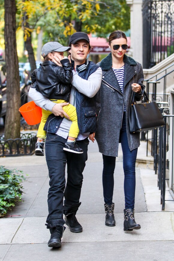 Miranda Kerr, surprise avec son futur-ex-mari Orlando Bloom et leur fils Flynn, porte un manteau Rag & Bone (modèle Turner), une marinière Lily Aldridge for Velvet, un sac Louis Vuitton et des bottines Isabel Marant. New York, le 28 octobre 2013.
