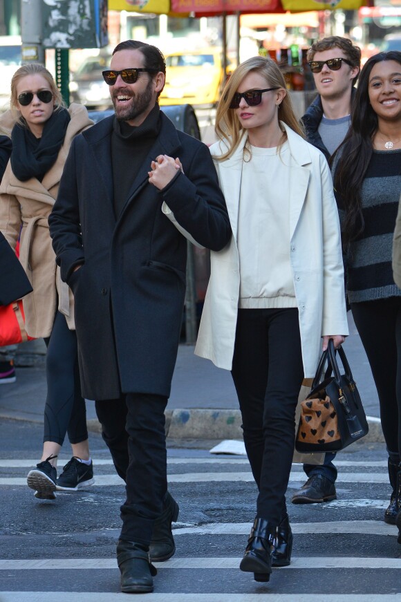 Michael Polish et Kate Bosworth font du shopping à New York, le 28 octobre 2013. L'actrice porte un manteau et un top en cuir The Collection starring Kate Bosworth par Topshop, un sac Burberry et des bottines Topshop.