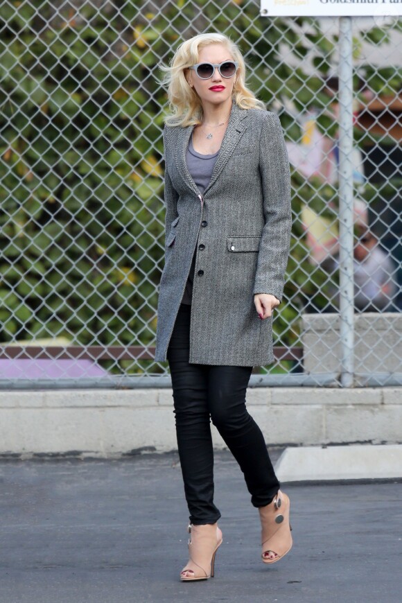 Gwen Stefani surprise à Los Angeles, habillée d'un manteau gris de la collection Sebiro, élaborée par Superdry et le créateur Timothy Everest. Le 8 octobre 2013.