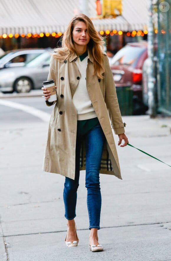Le mannequin Jessica hart surprise dans les rues de New York le 22 octobre 2013, vêtue de l'indémodable trench-coat Burberry.