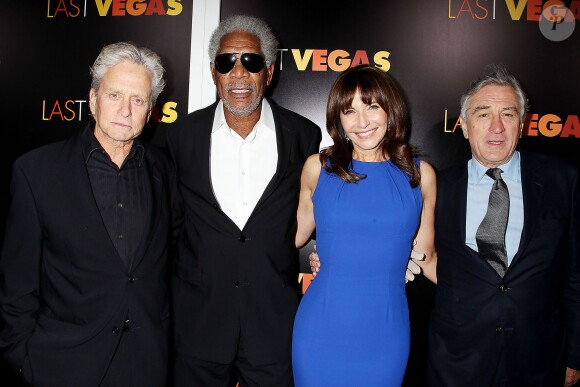 Michael Douglas, Morgan Freeman, Mary Steenburgen et Robert De Niro lors de la première du film Last Vegas au Ziegfeld Theatre à New York le 29 octobre 2013.