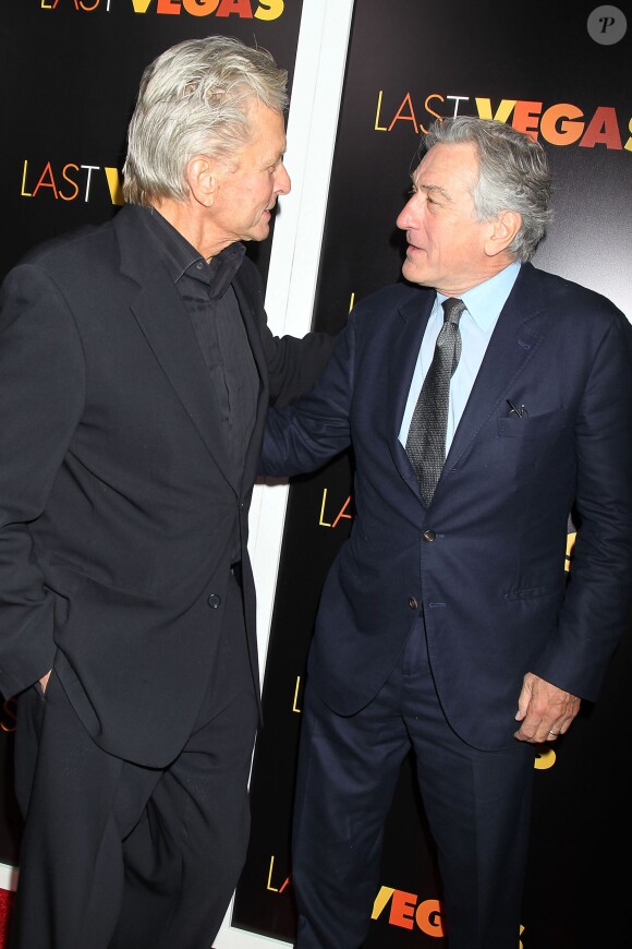 Michael Douglas et Robert De Niro lors de la première du film Last Vegas au Ziegfeld Theatre à New York le 29 octobre 2013.