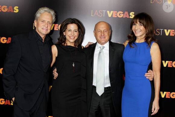 Michael Douglas, Amy Baer, Laurence Mark, Mary Steenburgen lors de la première du film Last Vegas au Ziegfeld Theatre à New York le 29 octobre 2013.