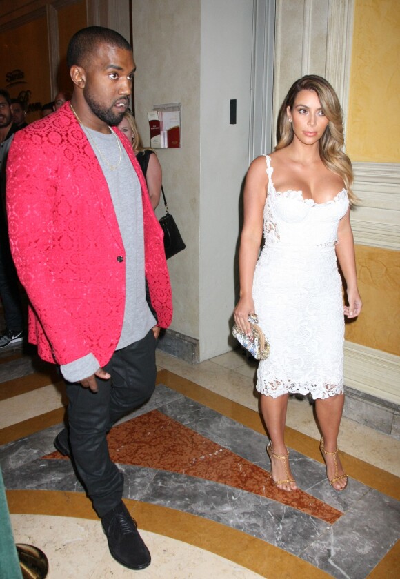 Kanye West avec Kim Kardashian, qui célèbre son anniversaire au Tao Nightclub à Las Vegas. Le 25 octobre 2013.