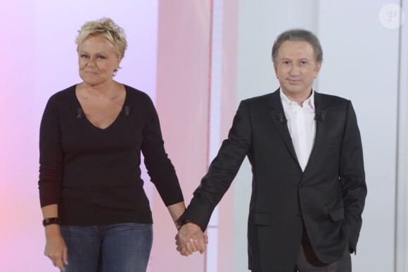 Muriel Robin et Michel Drucker sur le plateau de l'émission "Vivement Dimanche" à Paris, le 30 octobre 2013. Diffusion prévue le 3 novembre 2013.