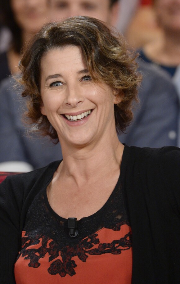Isabelle Gélinas sur le plateau de l'émission "Vivement Dimanche" à Paris, le 30 octobre 2013. Diffusion prévue le 3 novembre 2013.