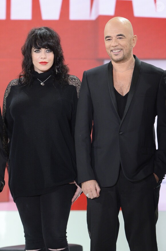 Alex Hepburn et Pascal Obispo sur le plateau de l'émission "Vivement Dimanche" à Paris, le 30 octobre 2013. Diffusion prévue le 3 novembre 2013.