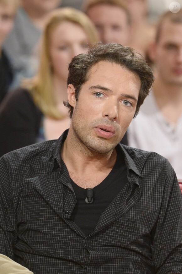 Nicolas Bedos sur le plateau de l'émission "Vivement Dimanche" à Paris, le 30 octobre 2013. Diffusion prévue le 3 novembre 2013.