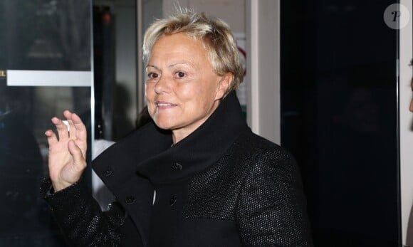 Muriel Robin arrive à l'enregistrement de l'émission "Vivement Dimanche" à Paris, le 30 octobre 2013. Diffusion prévue le 3 novembre 2013.