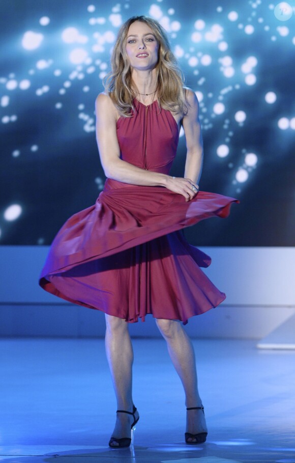 Vanessa Paradis sur le plateau de l'émission "Vivement Dimanche" à Paris, le 30 octobre 2013. Diffusion prévue le 3 novembre 2013.