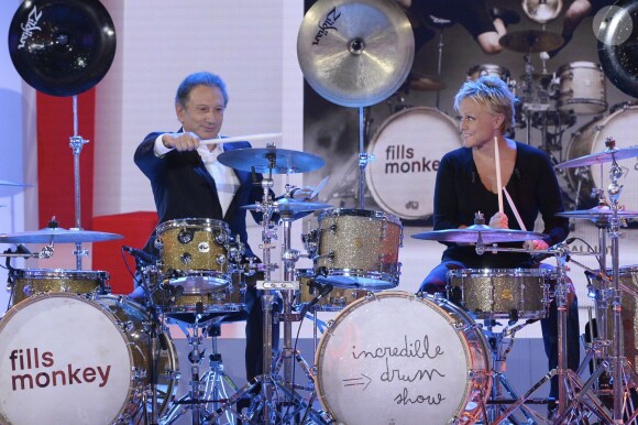 Michel Drucker et Muriel Robin sur le plateau de l'émission "Vivement Dimanche" à Paris, le 30 octobre 2013. Diffusion prévue le 3 novembre 2013.