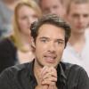 Nicolas Bedos sur le plateau de l'émission "Vivement Dimanche", à Paris, le 30 octobre 2013.