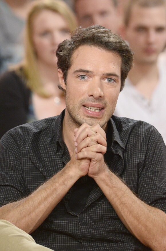 Nicolas Bedos sur le plateau de l'émission "Vivement Dimanche", à Paris, le 30 octobre 2013.