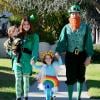 Alyson Hannigan et Alexis Denisof font le spectacle pour un Halloween vert, avec leurs filles Satyana et Keeva à Brentwood, Los Angeles, le 31 octobre 2013.