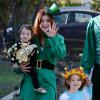 Alyson Hannigan, tout heureuse, et Alexis Denisof font le spectacle pour un Halloween vert, avec leurs filles Satyana et Keeva à Brentwood, Los Angeles, le 31 octobre 2013.