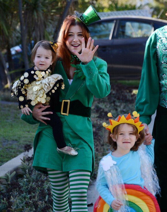 Alyson Hannigan, tout heureuse, et Alexis Denisof font le spectacle pour un Halloween vert, avec leurs filles Satyana et Keeva à Brentwood, Los Angeles, le 31 octobre 2013.