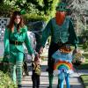 Alyson Hannigan et Alexis Denisof font le spectacle pour un Halloween vert, avec leurs filles Satyana et Keeva à Brentwood, Los Angeles, le 31 octobre 2013.
