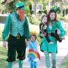 Alyson Hannigan et Alexis Denisof font le spectacle pour un Halloween vert, avec leurs filles Satyana et Keeva à Brentwood, Los Angeles, le 31 octobre 2013.