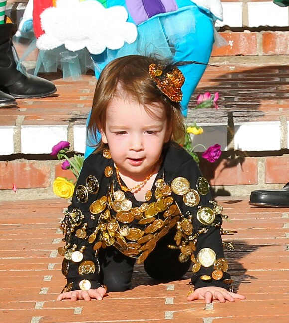 Alyson Hannigan fait la chasse aux bonbons avec son mari Alexis Denisof et leurs filles Keeva et Satyana pour Halloween à Brentwood, le 31 octobre 2013.