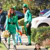 Alyson Hannigan fait la chasse aux bonbons avec son mari Alexis Denisof et leurs filles Keeva et Satyana pour Halloween à Brentwood, le 31 octobre 2013.