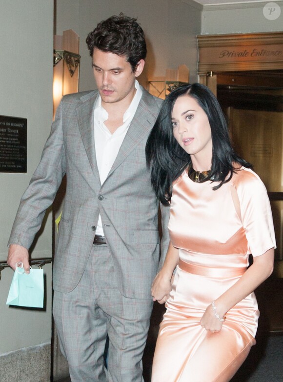 Katy Perry, au bras de John Mayer, sort du club "Friars Club Roast of Don Rickles" au Waldorf Astoria de New York. Le 24 juin 2013.