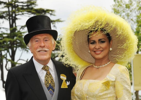Sir Bruce Forsyth et son épouse Wilnelia Merced, Miss Monde 1975, à Ascot le 17 juin 2009