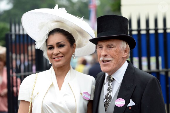 Sir Bruce Forsyth et sa femme Wilnelia Merced, Miss Monde 1975, au Royal Ascot le 20 juin 2013