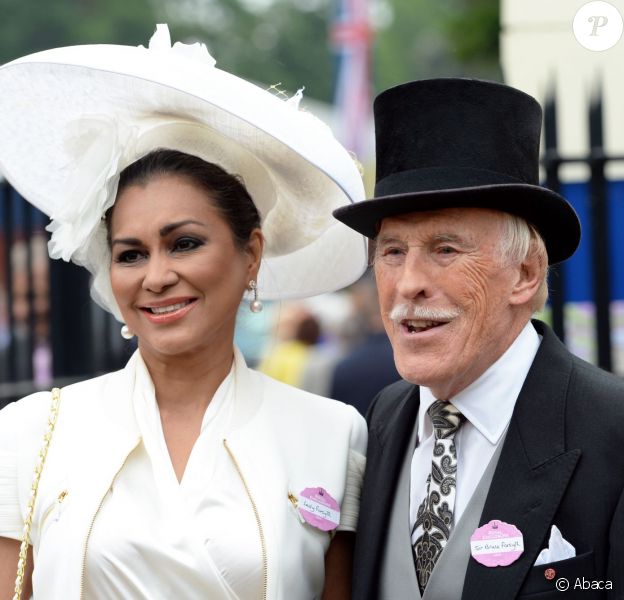 Sir Bruce Forsyth et sa femme Wilnelia Merced, Miss Monde 1975, au Royal Ascot le 20 juin 2013