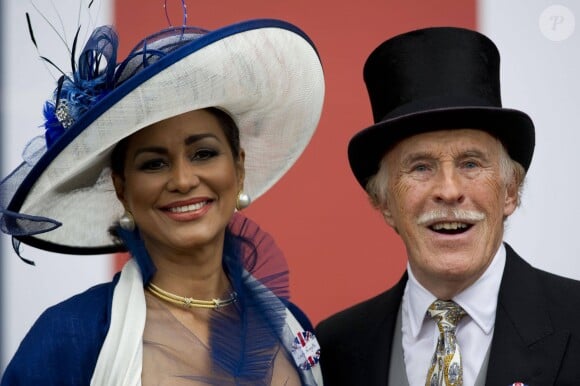 Sir Bruce Forsyth et son épouse Wilnelia Merced, Miss Monde 1975, à Ascot 2012