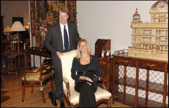 Lord Charles Spencer, 9e comte Spencer, frère de la princesse Diana, présentant avec son épouse de l'époque Caroline à Madrid en janvier 2006 des répliques du mobilier du domaine familial d'Althorpe.
