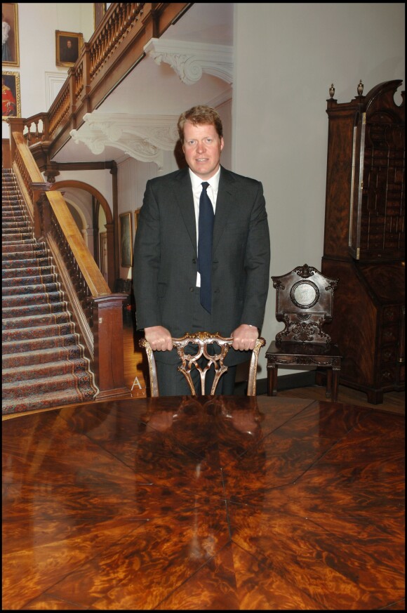 Lord Charles Spencer, 9e comte Spencer, frère de la princesse Diana, présentant à Madrid en janvier 2006 des répliques du mobilier du domaine familial d'Althorpe.