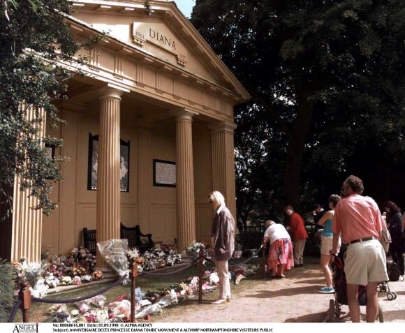 Devant le temple hommage à Diana à Althorpe au 1er anniversaire de sa disparition en 1998