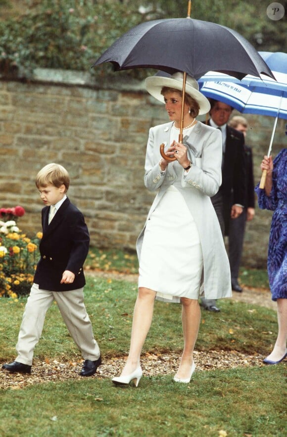 Lady Di et le prince William au mariage de Charles Spencer en 1989