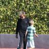 Exclusif - Rod Stewart joue au foot avec ses fils Sean (32 ans) et Alastair (7 ans) à Woodland Hills (Los Angeles), le 2 novembre 2013.