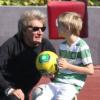 Exclusif - Rod Stewart joue au foot avec ses fils Sean (32 ans) et Alastair (7 ans) à Woodland Hills (Los Angeles), le 2 novembre 2013.